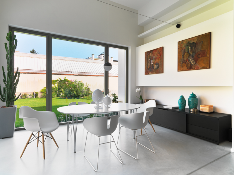 Светлая квартира с яркими элементами декора