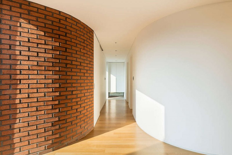 Заборная стена как часть здания в дизайне дома в Южной Корее