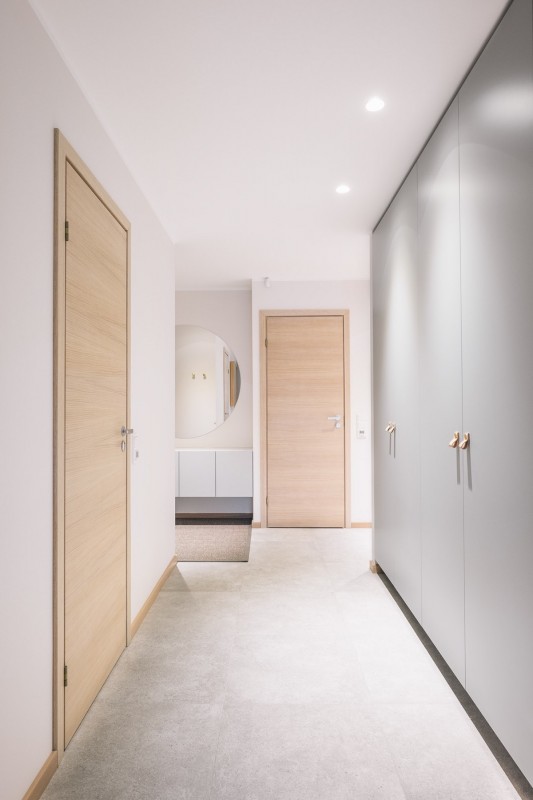 Минималистские апартаменты с синими и желтыми акцентами в Нымме, Эстония