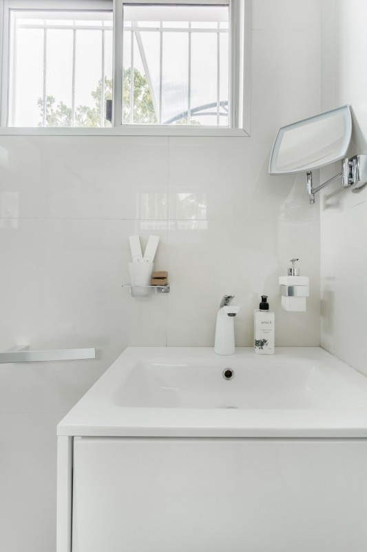 Приглушенные оттенки и элегантная современная мебель в интерьере апартаментов в Кейптауне Приглушенные оттенки и элегантная современная мебель в интерьере апартаментов в Кейптауне