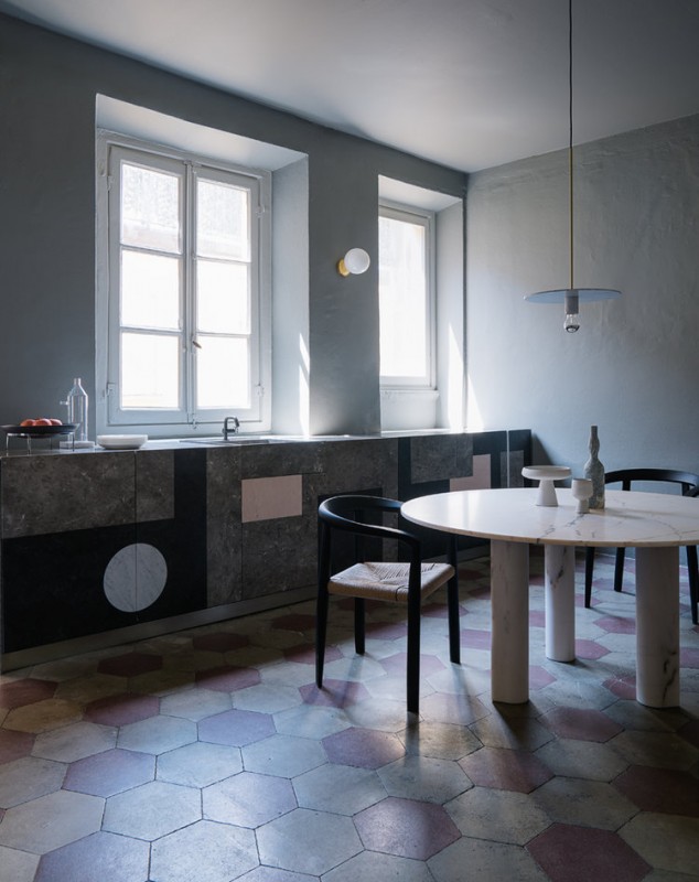 Смелые геометрические формы и яркие цвета в интерьере апартаментов в Милане Смелые геометрические формы и яркие цвета в интерьере апартаментов в Милане