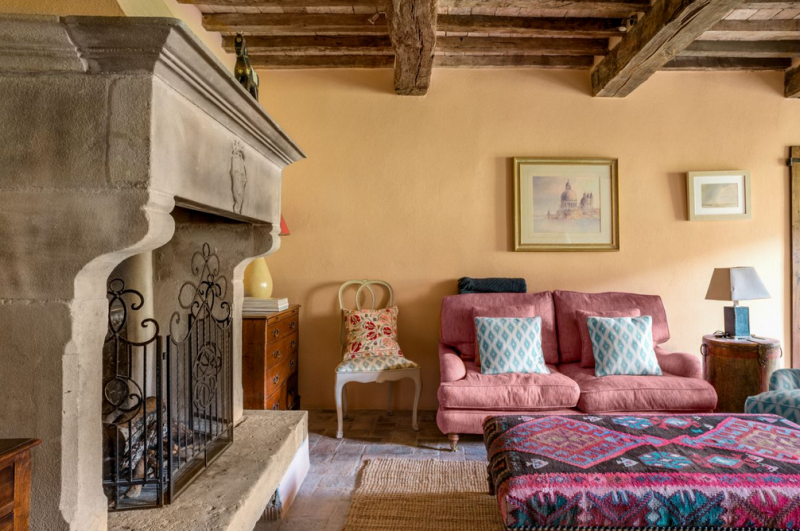 Замковая каменная вилла, расположенная на 84 гектарах леса в пасторальной Тоскане