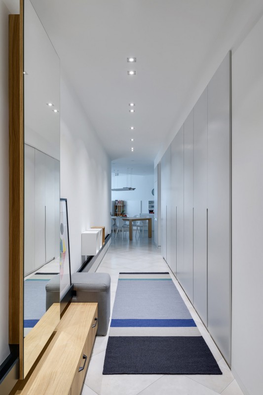 Акцент на синий и красный цвета