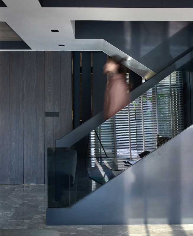 Интерьер апартаментов в темных тонах в Фучжоу, Китай