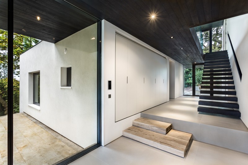 Интерьер двухэтажного дома в лесу