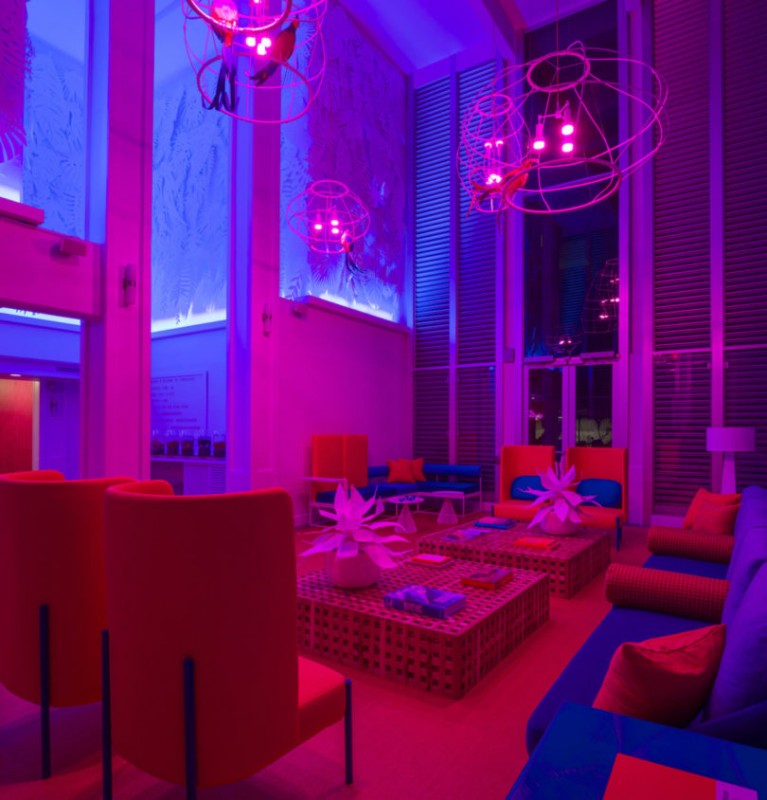 Неоновые цвета в интерьере отеля Shoreline Hotel Waikiki 4* на острове Оаху, Гавайи Неоновые цвета в интерьере отеля Shoreline Hotel Waikiki 4* на острове Оаху, Гавайи