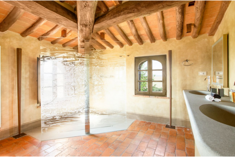 400-летний фермерский дом на вершине холма недалеко от Сиены, Италия 400-летний фермерский дом на вершине холма недалеко от Сиены, Италия