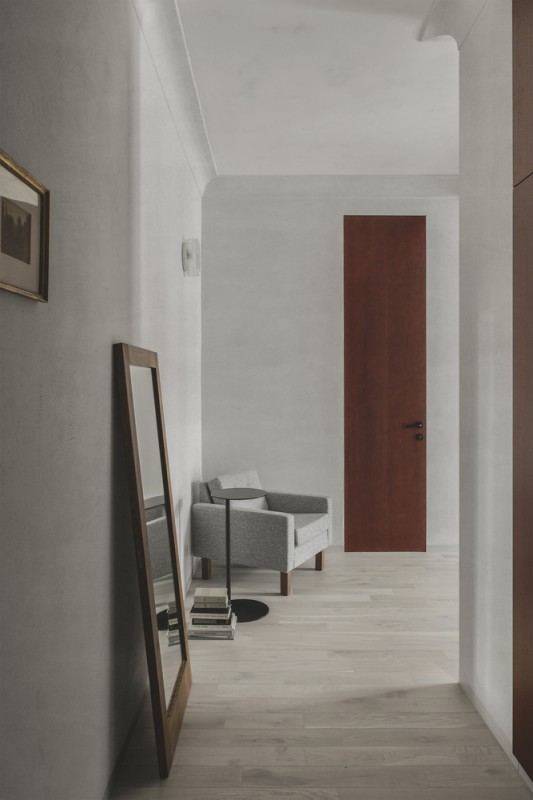 Акцентные фасады из шпонированного дерева в интерьере минской квартиры Акцентные фасады из шпонированного дерева в интерьере минской квартиры