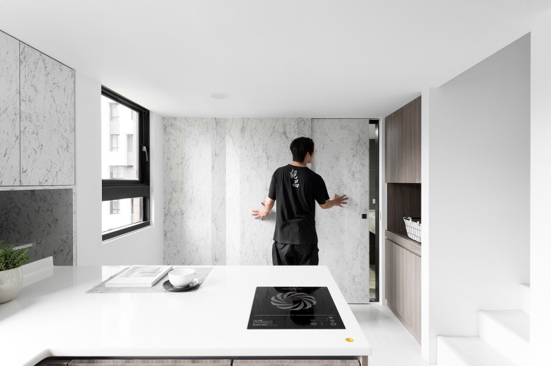 Цветные детали, мебель и аксессуары в светлом интерьере