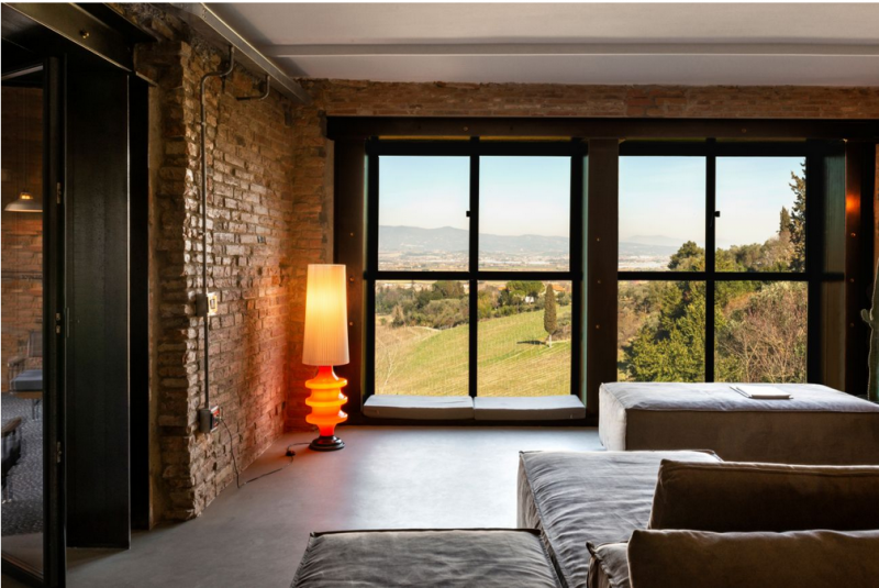 Двухэтажный лофт с панорамными окнами в итальянской провинции Пиза