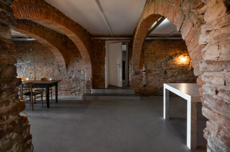 Двухэтажный лофт с панорамными окнами в итальянской провинции Пиза