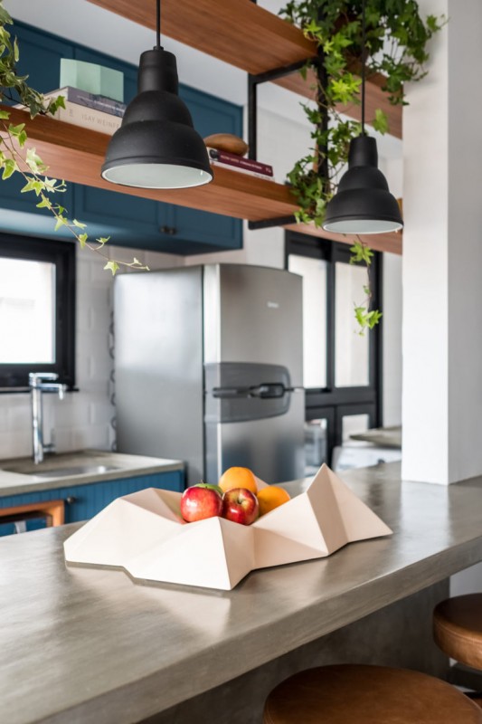 Интерьер квартиры в Сан-Паулу, сочетающий в себе элементы деревенского стиля и оттенки синего