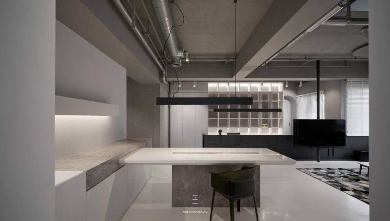 Интерьер просторных апартаментов в индустриальном стиле