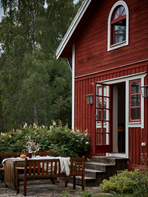 Традиционная шведская ферма, окруженная лесами и озерами