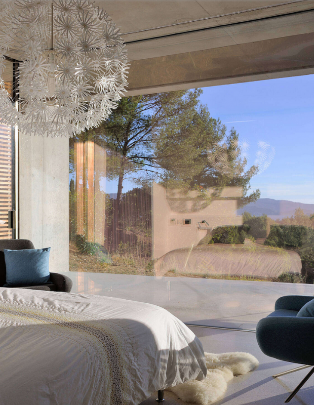 Бетон в интерьере современного дома на юге Франции