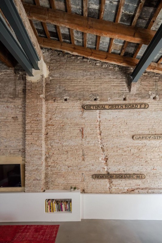 Интерьер апартаментов в реконструированном заброшенном здании начала ХХ века в Валенсии, Испания Интерьер апартаментов в реконструированном заброшенном здании начала ХХ века в Валенсии, Испания