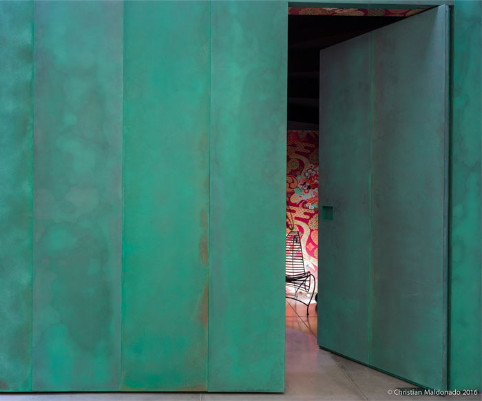 Интерьер пентхауса с полированными бетонными полами и обширной деревянной облицовкой