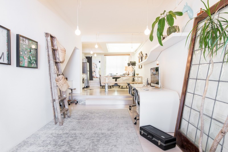 Интерьер просторных светлых апартаментов