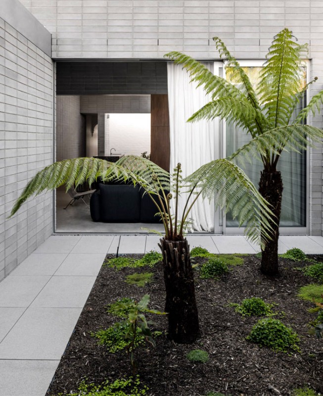 Серый камень и дерево в интерьере дома в Мельбурне, Австралия