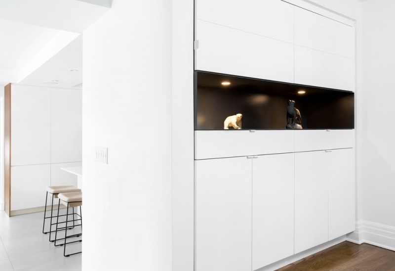 Сочетание белого цвета и дерева в интерьере апартаментов в Монреале, Канада