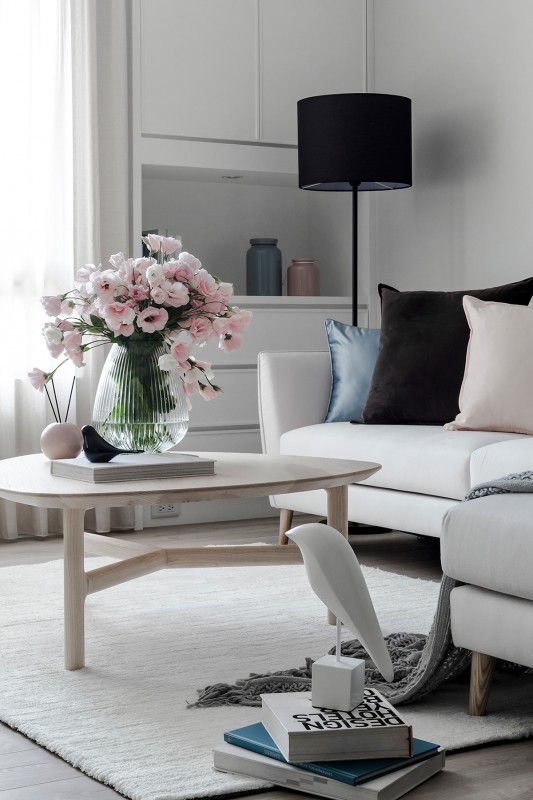 Темные кронтрастные элементы декора в светлом интерьере