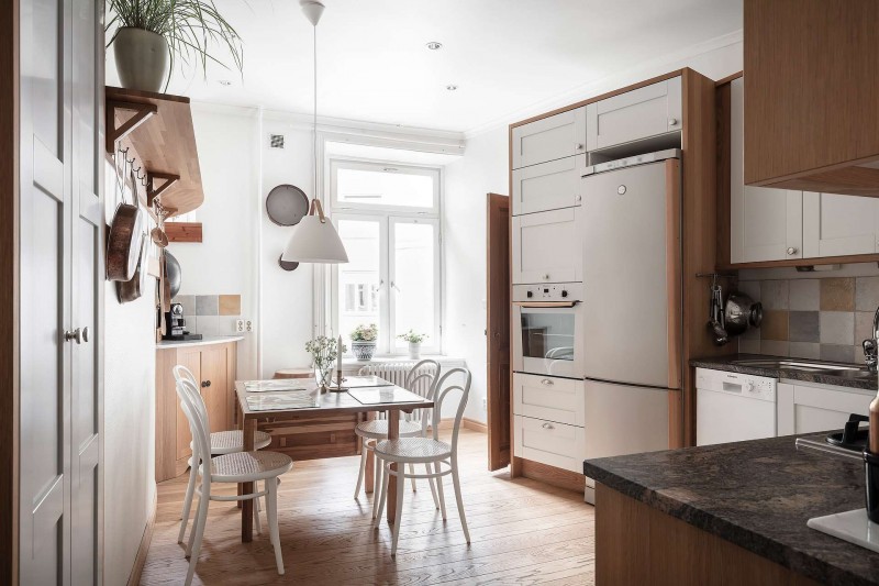 Высокие потолки и хорошо сохранившиеся детали начала ХХ века в апартаментах в Стокгольме