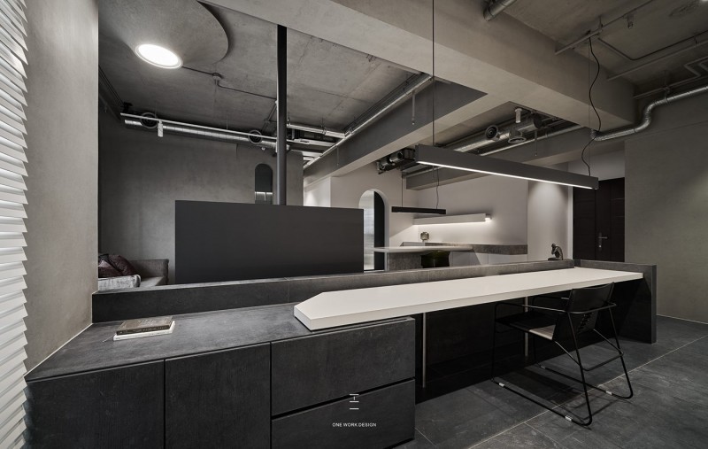 Интерьер просторных апартаментов в индустриальном стиле