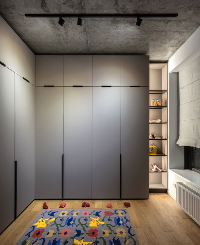 Яркий интерьер квартиры для семьи с тремя детьми