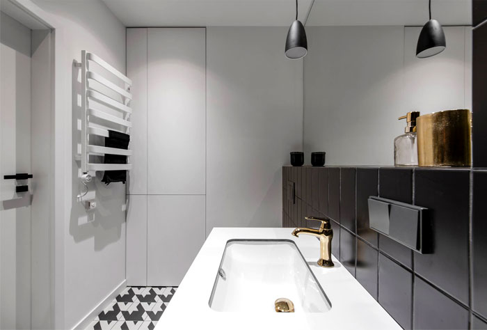 Латунный и черно-серый декор в интерьере литовской квартиры