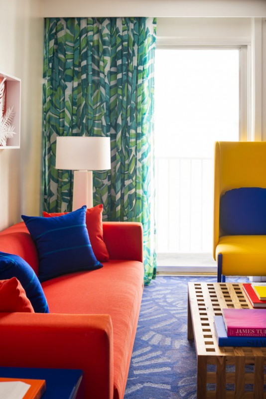 Неоновые цвета в интерьере отеля Shoreline Hotel Waikiki 4* на острове Оаху, Гавайи Неоновые цвета в интерьере отеля Shoreline Hotel Waikiki 4* на острове Оаху, Гавайи