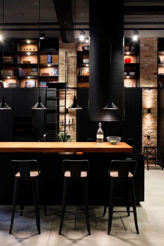 Сочетание индустриального и скандинавского стилей в интерьере уютной квартиры