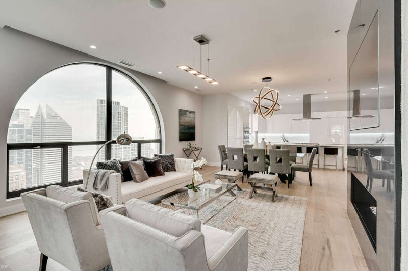 Современная двухуровневая квартира, расположенная в Чикаго, штат Иллинойс