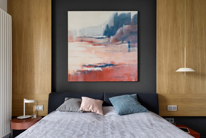 Акцент на синий и красный цвета