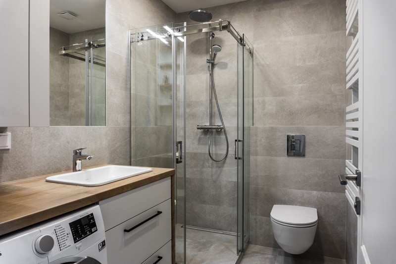 Апартаменты в серых тонах с яркими цветовыми акцентами