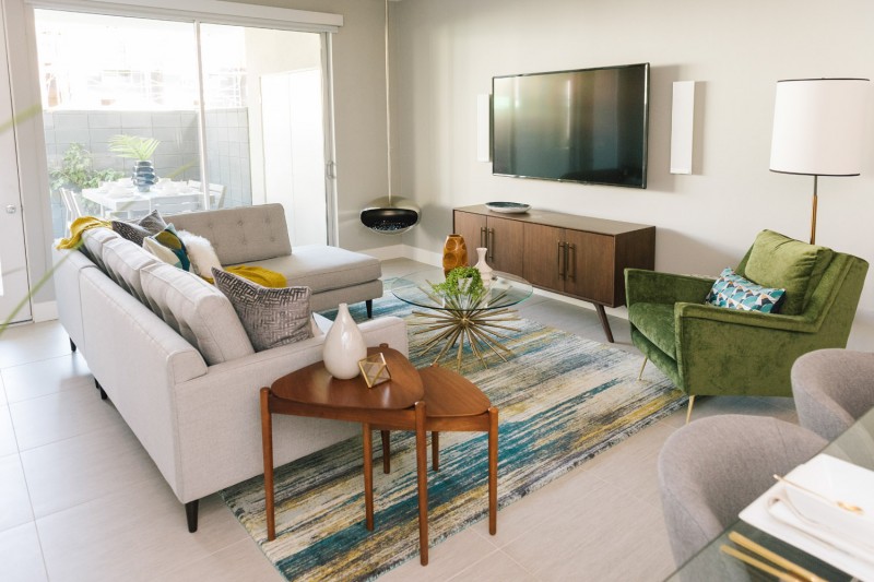 Интерьер в светлых тонах с яркими акцентами Интерьер в светлых тонах с яркими акцентами