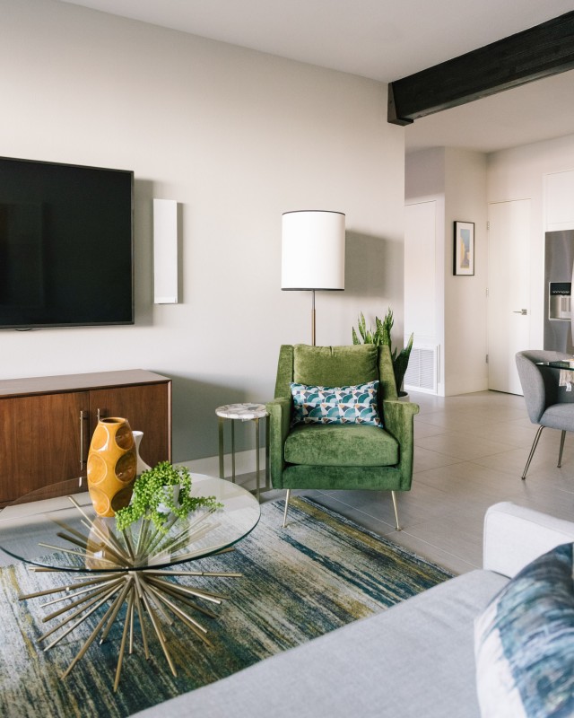 Интерьер в светлых тонах с яркими акцентами Интерьер в светлых тонах с яркими акцентами