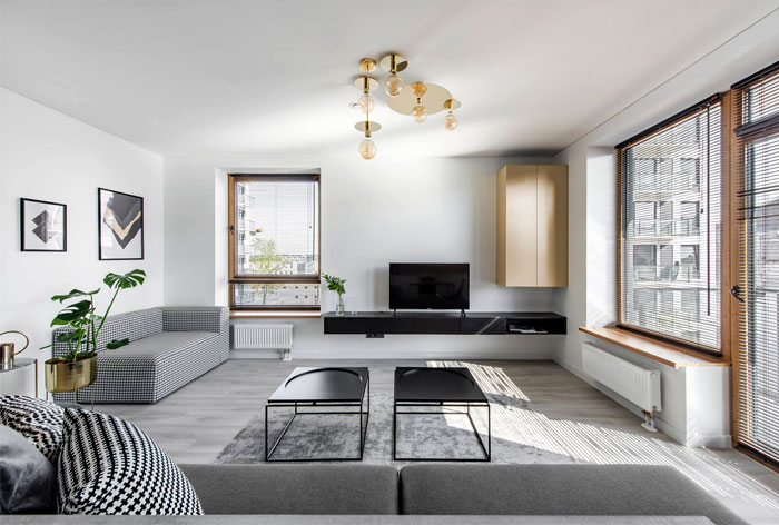 Латунный и черно-серый декор в интерьере литовской квартиры