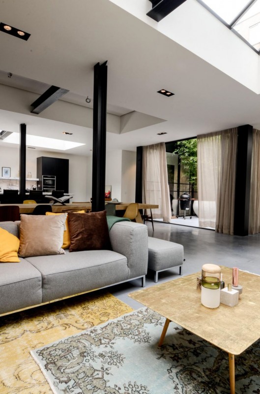 Лофт, расположенный в старом здании начала XVII века в Амстердаме Лофт, расположенный в старом здании начала XVII века в Амстердаме