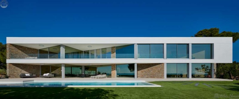 Современная вилла на берегу Средиземного моря