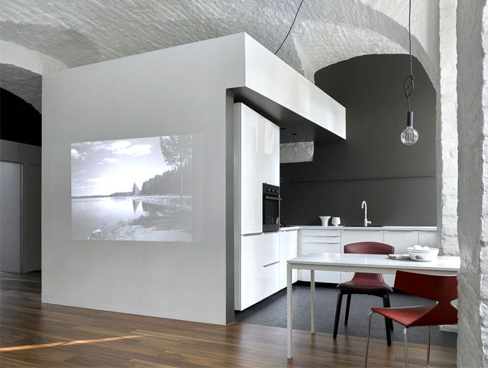 Уютная квартира с открытыми кирпичными стенами и арками