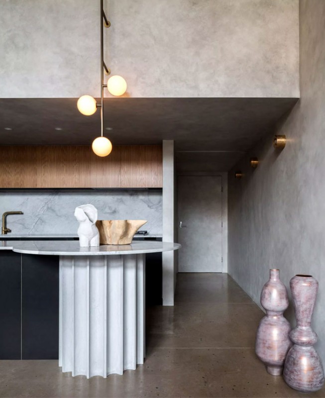 Интерьер стильного лофта с эстетикой брутализма