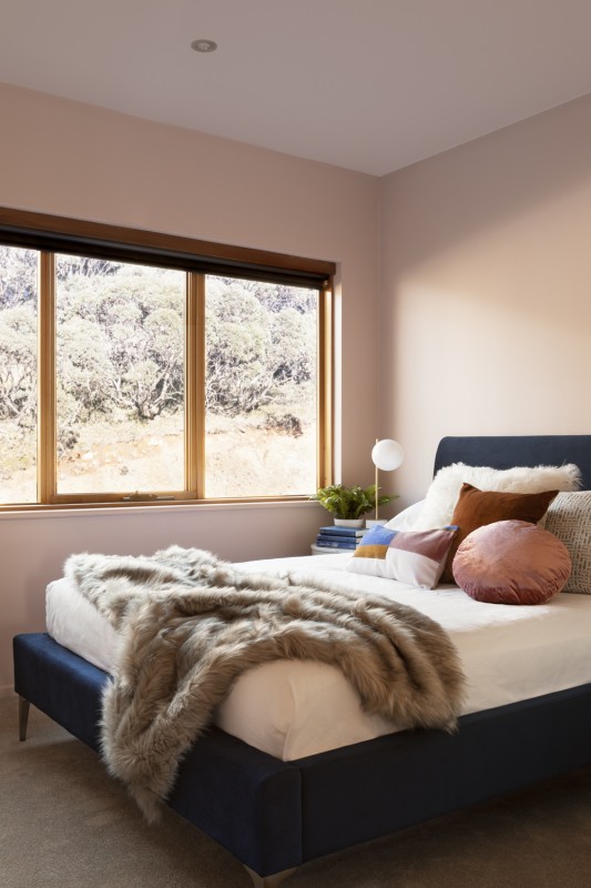 Насыщенные кобальтовые оттенки в сочетании с круглыми формами и металлическими акцентами Насыщенные кобальтовые оттенки в сочетании с круглыми формами и металлическими акцентами