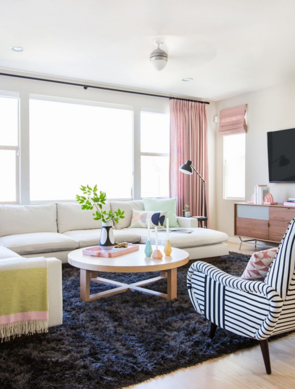 Скандинавская цветовая палитра и графические черно-белые полосы в интерьере гостиной