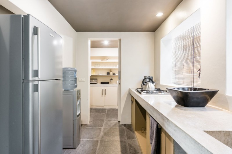 Современная вилла с соломенной крышей и видом на джунгли