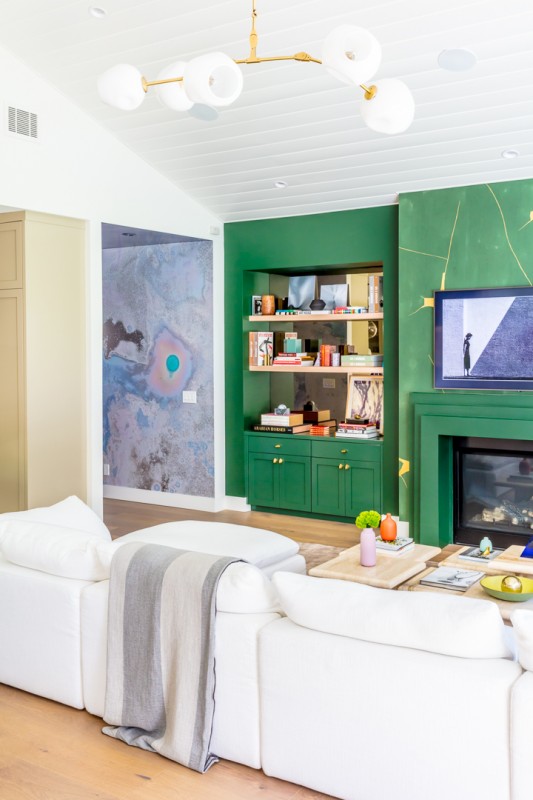 Светлый интерьер с яркими акцентами