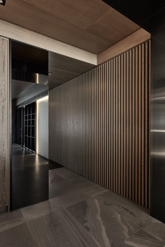 Темный изысканный интерьер квартиры в Тайбэе, Тайвань