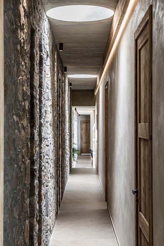 Вилла на Крите, интегрированная в дикий ландшафт и выполненная из камня и натуральных материалов