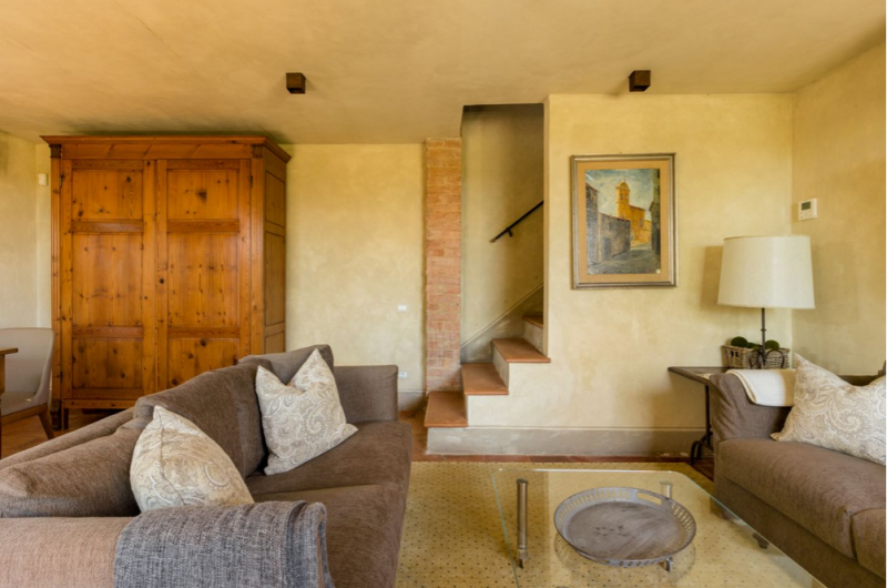 400-летний фермерский дом на вершине холма недалеко от Сиены, Италия 400-летний фермерский дом на вершине холма недалеко от Сиены, Италия