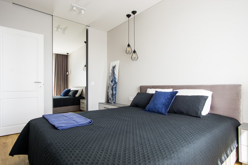 Апартаменты в серых тонах с яркими цветовыми акцентами