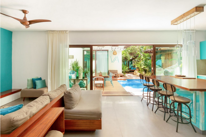 Красочный тропический модернизм в интерьере виллы в Мексике